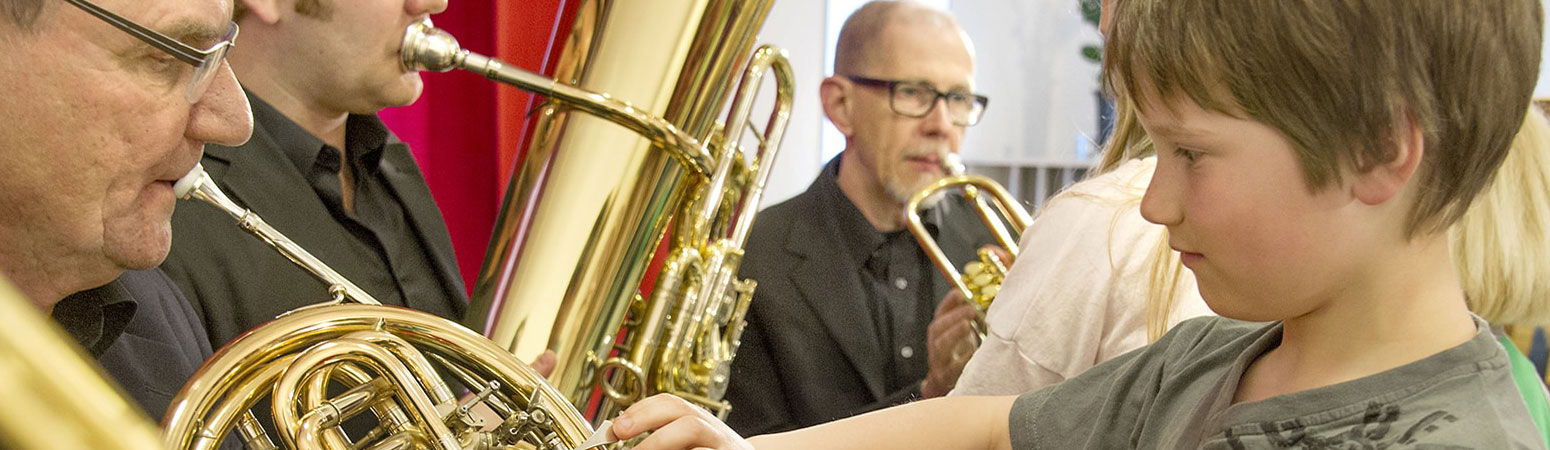 Barn som undersöker instrument