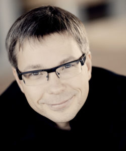 Porträttbild på Olari Elts.