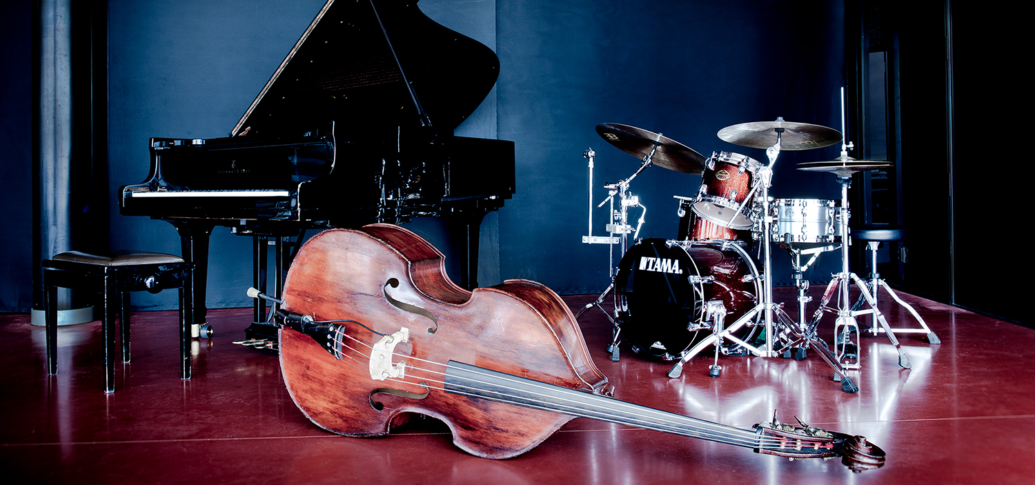 Flygel, kontrabas och trumset