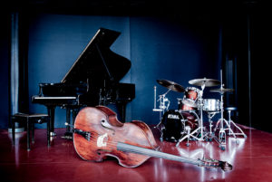 Flygel, kontrabas, trumset