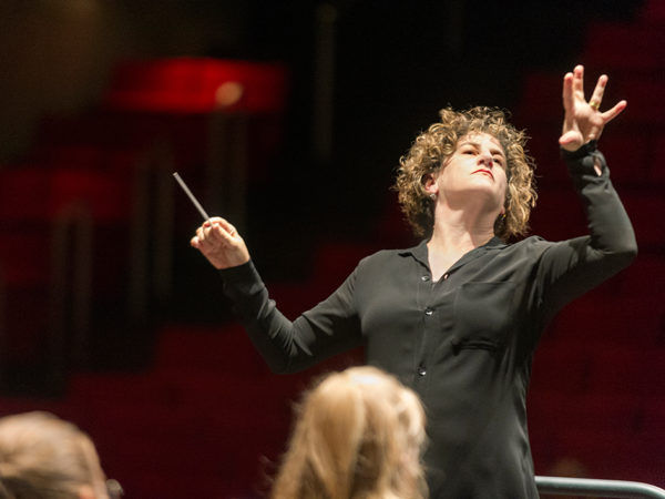 Rebecca Miller dirigerar