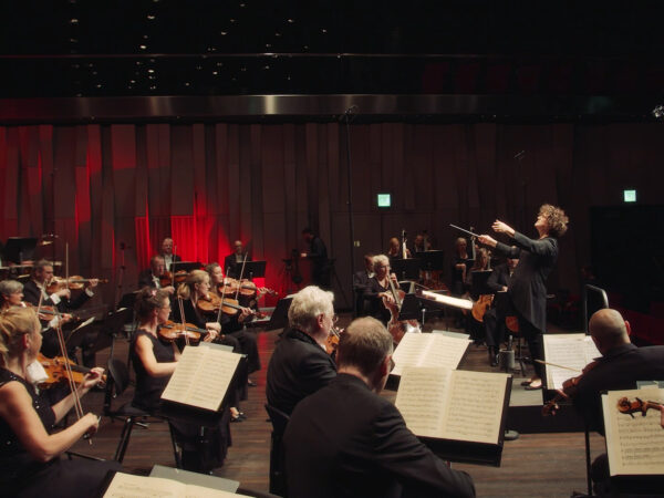 Uppsala Kammarorkester. Dirigent: Rebecca Miller