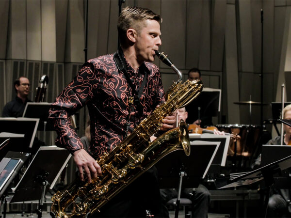 Johannes Thorell spelar saxofon