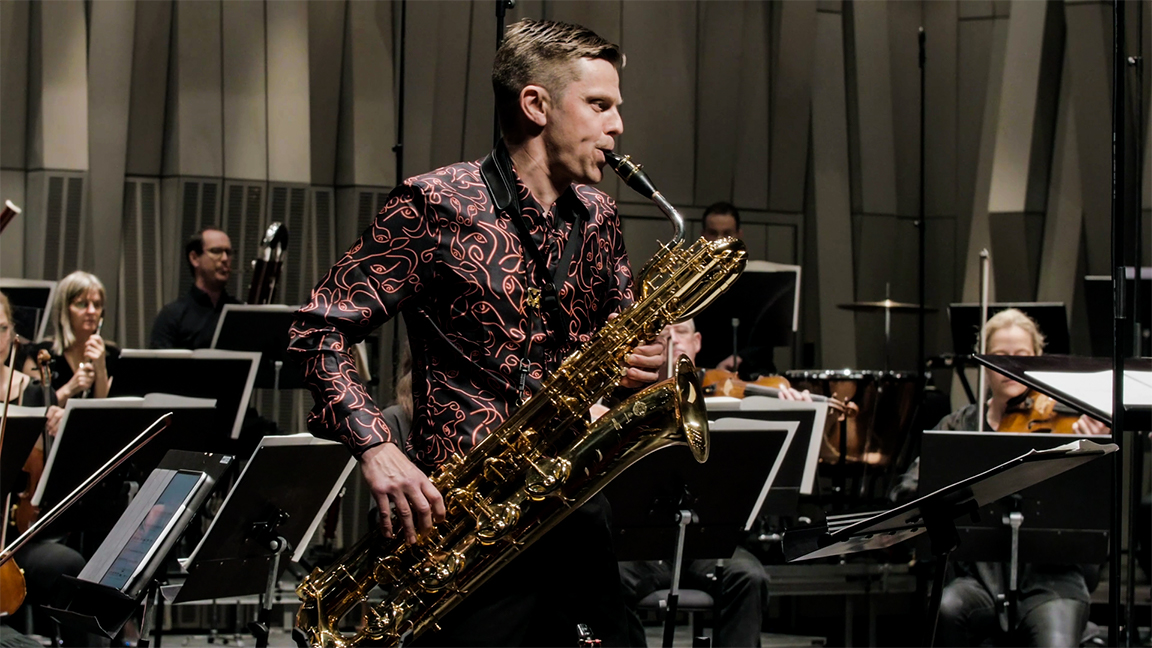 Johannes Thorell spelar saxofon