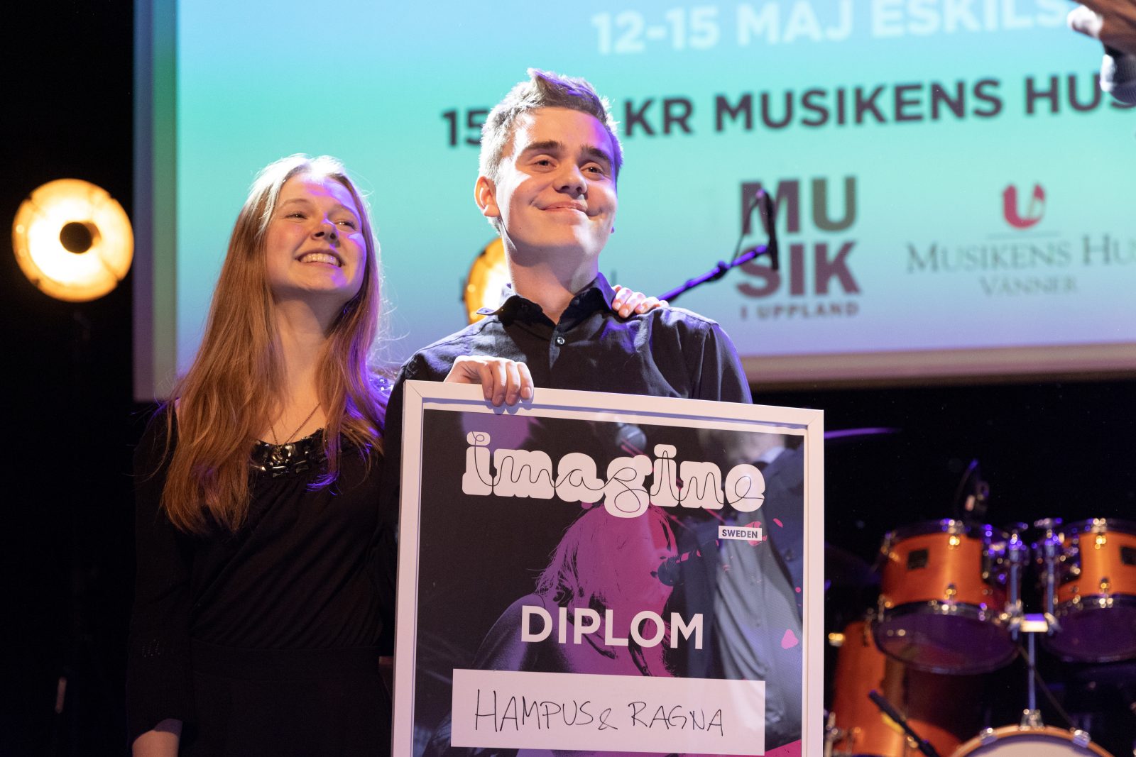 Ragna och Hampus med vinnardiplom